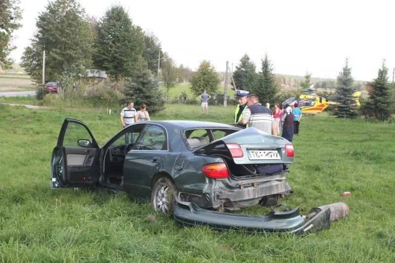 Mazda po koziołkowaniu w Chełmcach