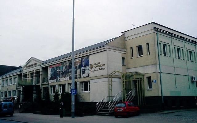 Dwóch słupskich radnych chce doprowadzić do rezygnacji z wystawienia spektaklu "Klątwa" w Nowym Teatrze w Słupsku. 