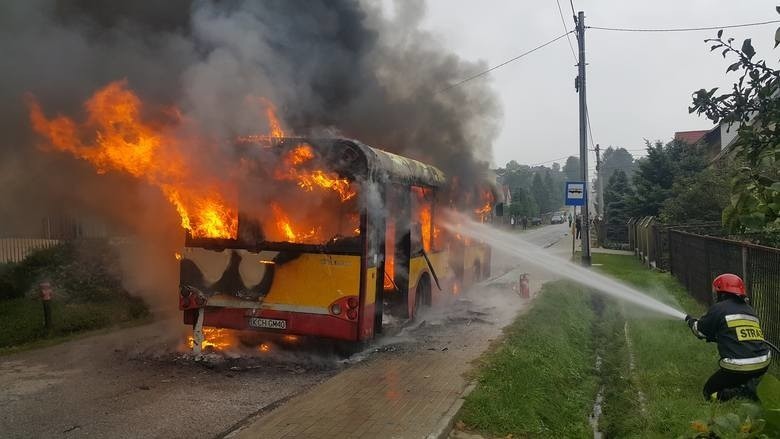 Pożar autobusu MZK Toruń. Droga w Lubiczu zablokowana!