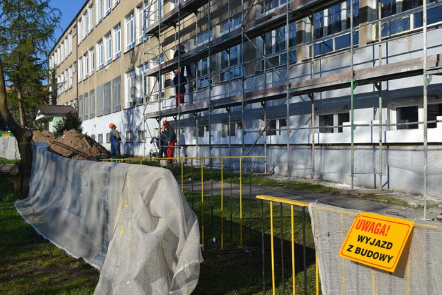 Trwa termomodernizacja budynku Zespołu Szkół w Strzelcach.