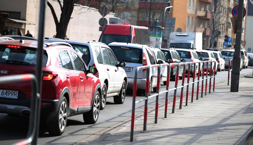 Drogowy armagedon w Krakowie. Pasażerom puszczają nerwy "To jest dramat, wstyd"