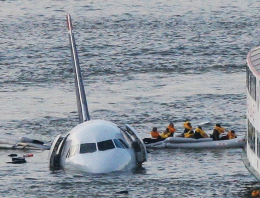 Zdjęcia z ewakuacji pasażerów Airbusa 320 15 stycznia 2009...