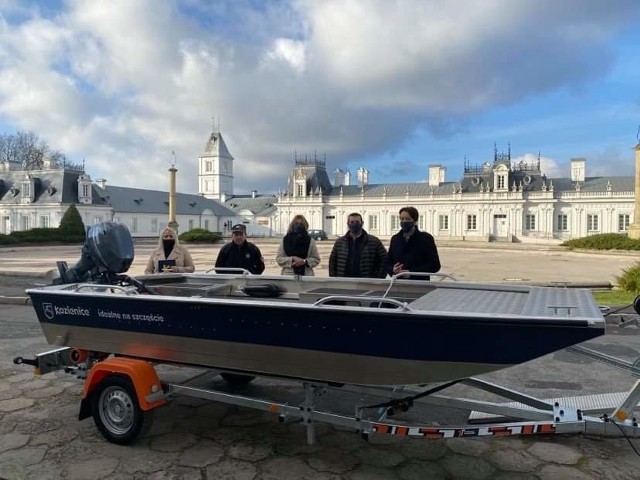 We wtorek 24 listopada na Facebooku Piotra Kozłowskiego, burmistrza Kozienic pojawiła się informacja o otrzymaniu nowej łodzi, o którą zabiegała Społeczna Straż Rybacka. > 