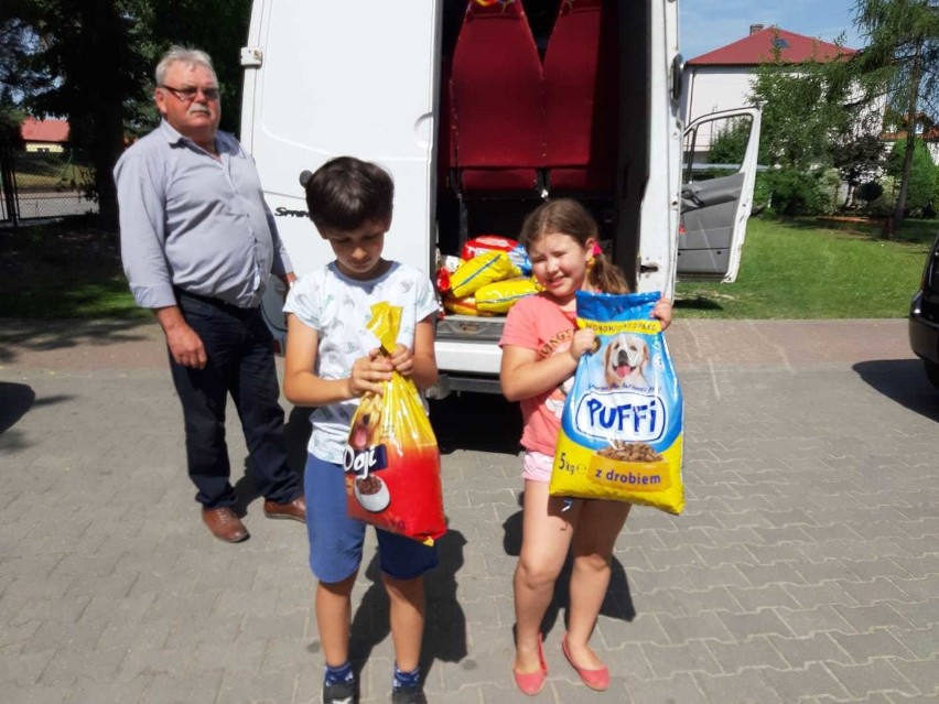 ,,Pełna miska dla sandomierskiego schroniska" uczniowie z Koprzywnicy pomagają bezdomnym zwierzętom z sandomierskiego schroniska