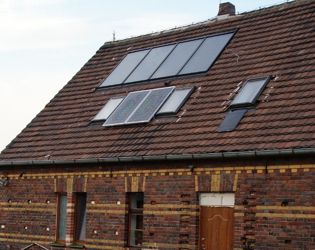 Płaskie kolektory słoneczne zamontowane na dachuPłaskie kolektory słoneczne zamontowane na dachu
