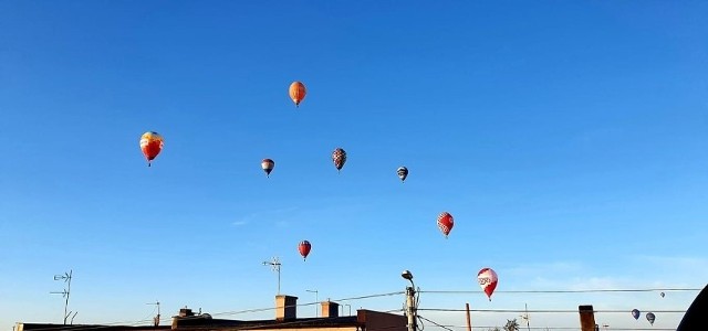 Niebo nad Lesznem usiane dziś balonami.Zobacz zdjęcia -->