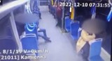Złodziej okradł pasażera tramwaju linii 8 we Wrocławiu? Policja szuka sprawcy i świadków, a okradziony swojego Iphone 13 [FILMY]