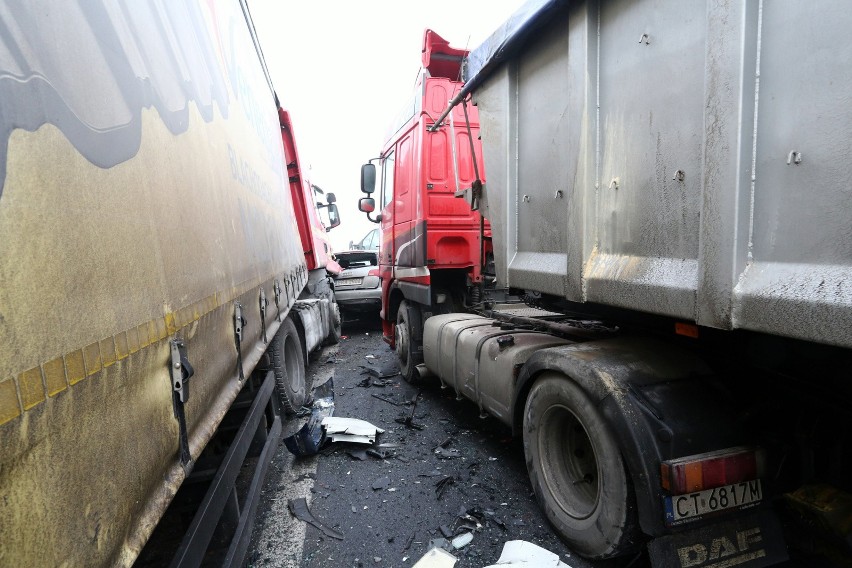 Karambol na autostradzie A1 pod Piotrkowem