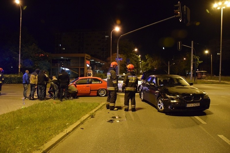 Nocny wypadek na Dąbrowie. Bmw kontra... bmw [zdjęcia, FILM]
