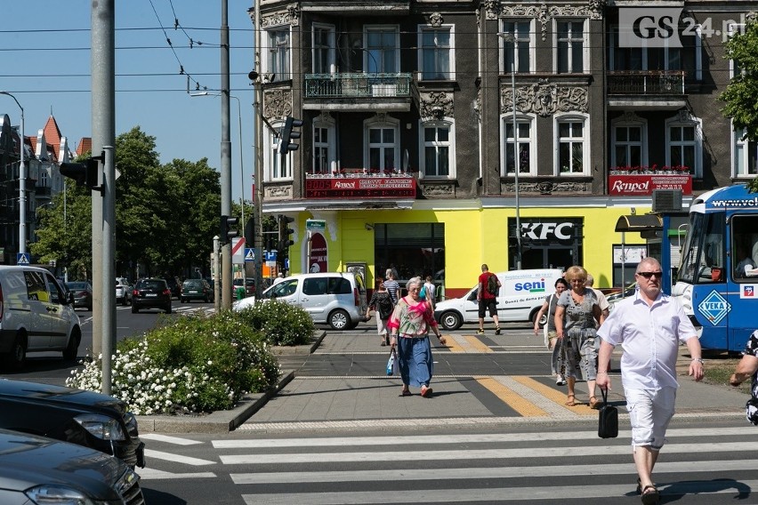 Pstrokata elewacja na placu Kościuszki w Szczecinie. Internauci zbulwersowani. Jak tłumaczy się KFC?