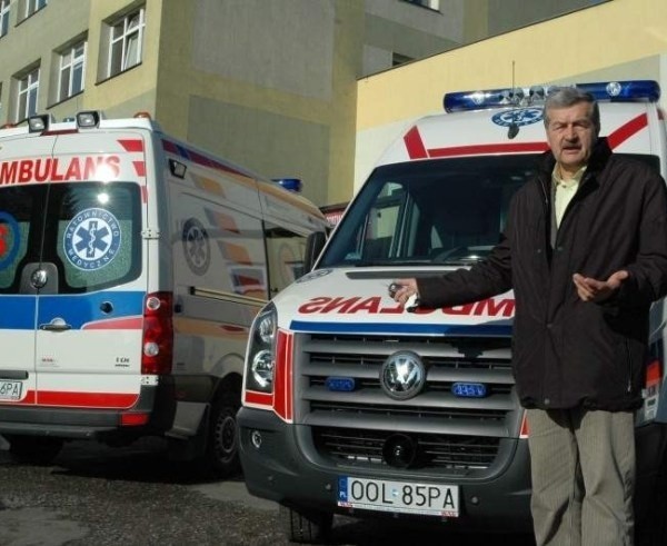 - Oto nasze dwie nowe karetki - mówi Leszek Warchoł, kierownik techniczny w szpitalu w Oleśnie.