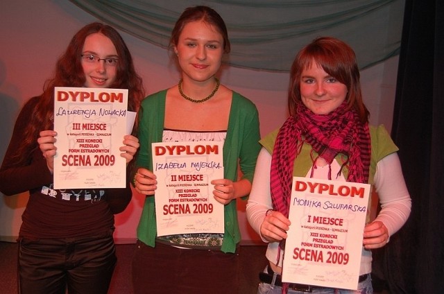 Zwyciężczynie zeszłorocznej "Sceny&#8221; w kategorii gimnazjów (od prawej): Monika Szlufarska, Izabela Majewska i Laurencja Nowacka.