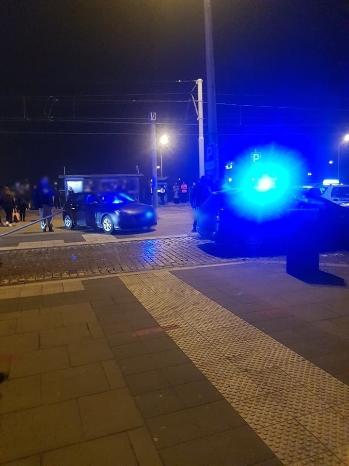 Szczecin: Policyjna obława zakończona kraksą przed dworcem PKP 