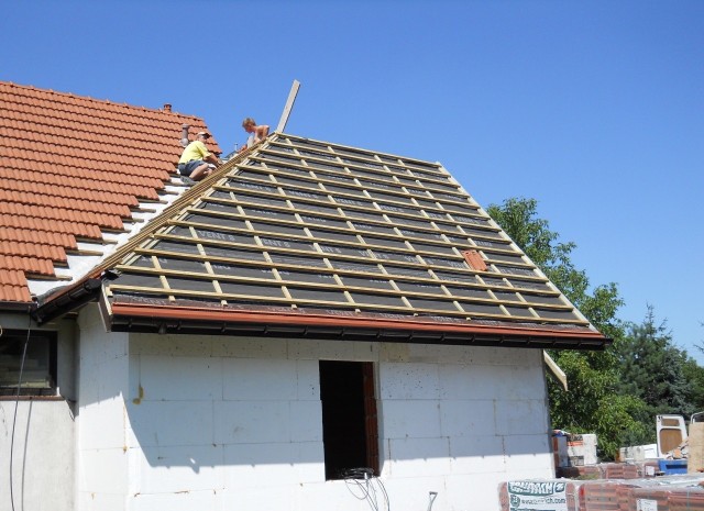 Folie wstępnego krycia, czyli membrany dachowe chronią warstwę ocieplenia dachu przed zawilgoceniem.