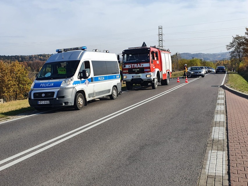 Kilka minut przed południem mercedes zjechał z DW 977 w...