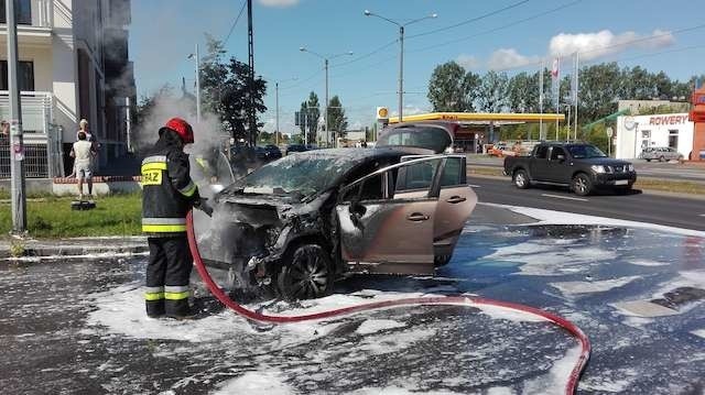 Nie wiadomo, co było przyczyną pożaru. Kierowca i pasażerowie - obcokrajowcy, prawdopodobnie Słowacy - wyszli cało z tego zdarzenia.Pożar w samochodzie marki Peugeot wybuchł dzisiaj około godziny 9.30. Strażacy szybko dotarli na miejsce i rozpoczęli gaszenie.Podróżnym, którzy jechali autem, udało się z niego wydostać. Co więcej, udało im się w porę wyjąć bagaże. Samochód jednak spłonął niemal doszczętnie. Specjaliści w dziedzinie pożarnictwa zbadają przyczynę zapłonu. Na razie nie wiadomo jeszcze, co było powodem pożaru.Ruch na Szosie Lubickiej w Toruniu odbywa się już bez przeszkód.