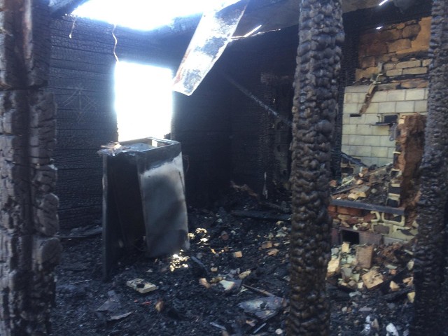 W poniedziałek o godz. 2 w nocy doszło do pożaru domu drewnianego w Uhowie. Budynek spłonął doszczętnie. Pozostało tylko pogorzelisko. Nikomu nic się nie stało.