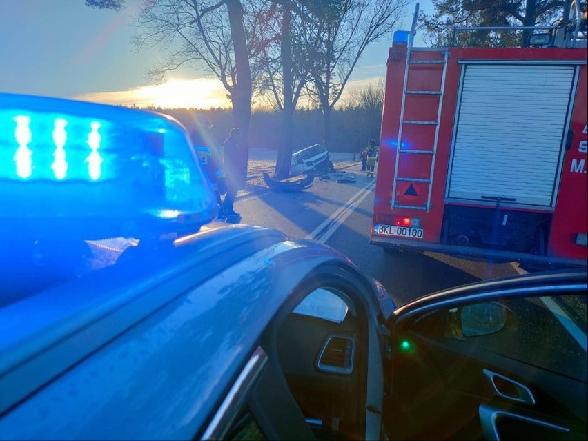 Mały Płock. Wypadek na DK 63 na trasie Kolno - Łomża. Seat zderzył się z fordem. Dwie osoby ranne [ZDJĘCIA]