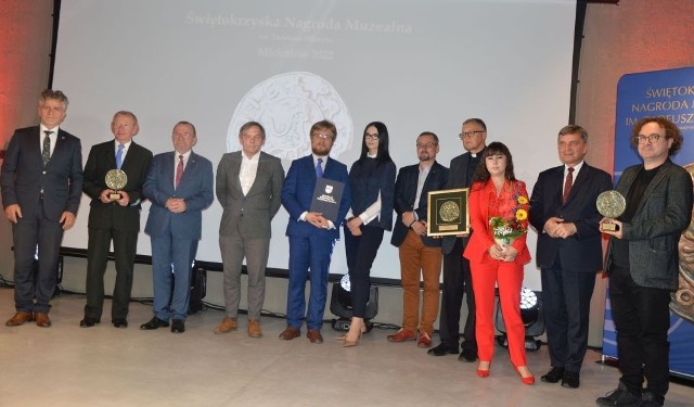 Laureaci tegorocznej Świętokrzyskiej Nagrody Muzealnej imienia Tadeusza Włoszka odebrali wyróżnienia w Mauzoleum w Michniowie.