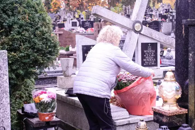 Przygotowania do Dnia Wszystkich Świętych na cmentarzu farnym w Białymstoku (23.10.2022)