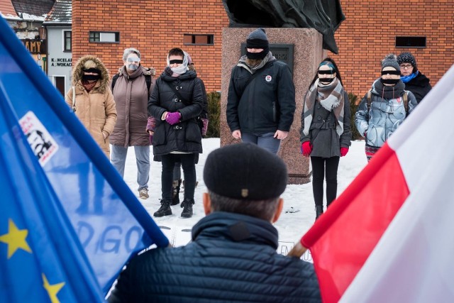 W niedzielę pod pomnikiem Kazimierza Wielkiego w Bydgoszczy zorganizowano flash mob milczenia. "Skradziona sprawiedliwość" to protest przeciwko upolitycznianiu sądów.