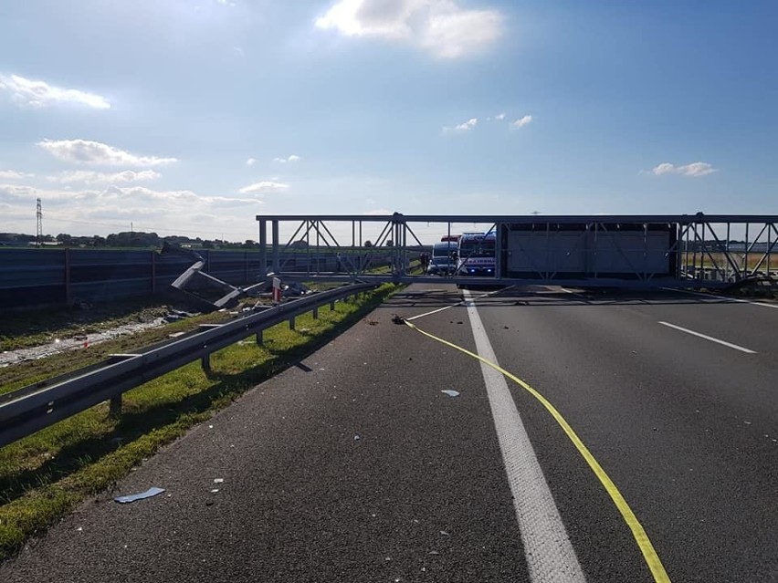 Wypadek na autostradzie A4 w powiecie strzeleckim. Ciężarówka ścięła metalową konstrukcję. Droga była zablokowana w obu kierunkach