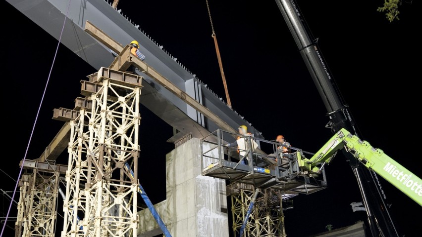 Prace przy budowie wiaduktu nad torami linii kolejowej...