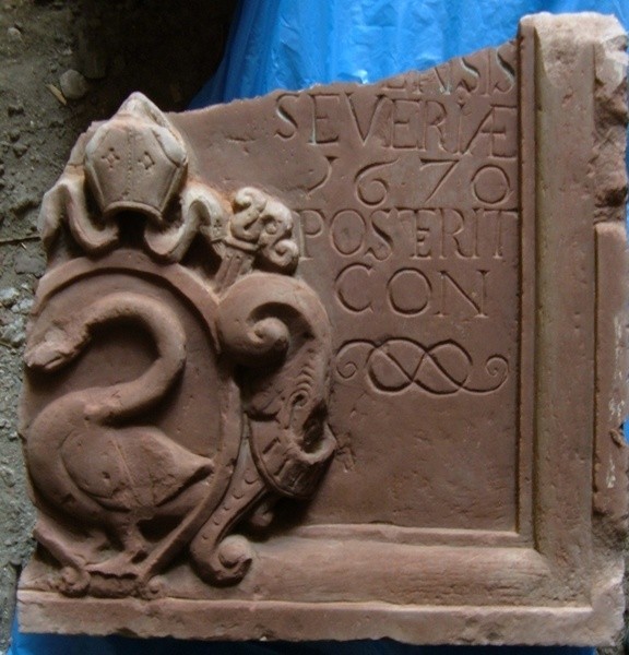 XVII- wieczny herb, wykopano podczas prac budowlanych przy rekonstrukcji wzgórza zamkowego w Iłży. 