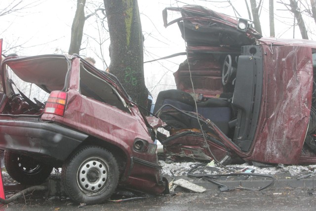 Volkswagen polo uderzył w drzewo. Nie żyje jedna osoba, a dwie są ranne