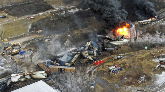 Pociąg z chemikaliami wciąż płonie i może wybuchnąć. 500 mieszkańców Ohio odmawia ewakuacji