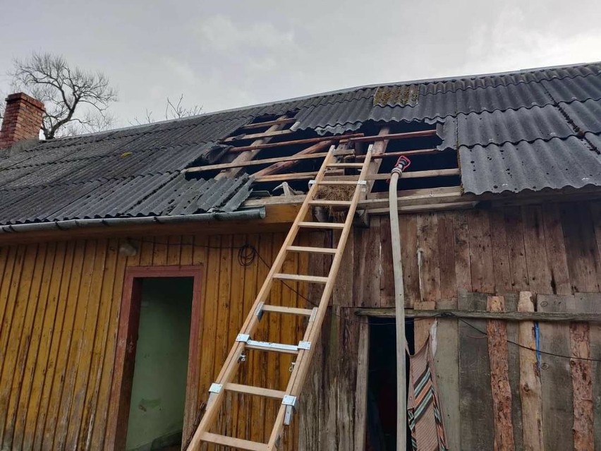 Pożar drewnianego domu w Woli Łagowskiej. Właścicielka zdołała się wydostać z budynku