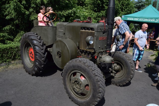 Nauczyciele i uczniowie dawnego „mechanika” (teraz także połączonego z „budowlanką”) tradycyjnie w okresie składania dokumentów do szkół, zaprosili na dzień otwarty. Była to okazja do zapoznania się ofertą edukacyjną, jaki  samą szkołą. Wielką atrakcją pikniku był pokaz uruchomienia i jazdy 66-letniego traktora Ursus C45 odbudowanego w warsztatach „mechanika” oraz wystawa zabytkowych pojazdów. Można też było spróbować sił siłując się z ciężkimi elementami silnika czy sprawdzić się w jeździe rowerem z kierownicą skręcającą dokładnie w drugą stronę niż chce rowerzysta. 