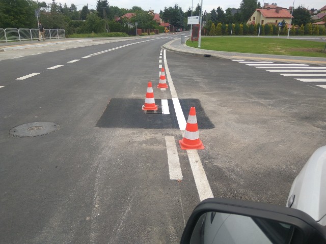 Na wysokości pętli autobusowej trzeba było wyciąć i wyrównać studzienkę kanałową.