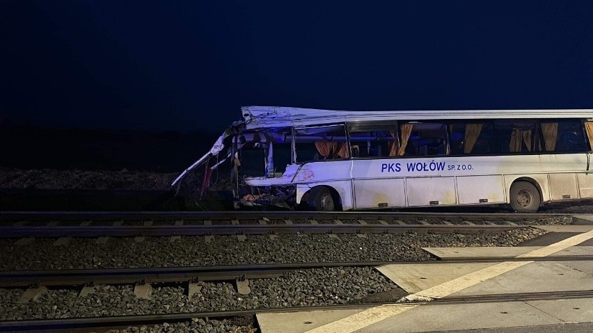 Autobus szkolny należący do PKS Wołów wjechał pod pociąg...