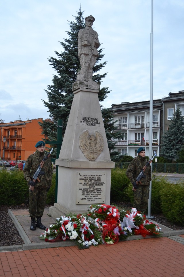W Dąbrowie Górniczej-Gołonogu złożono kwiaty pod pomnikiem Żołnierza Zwycięzcy. Miejska Orkiestra Dęta zaprezentowała też wszystkim wiązankę piosenek patriotycznych.