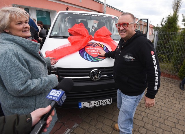 Owsiak w Toruniu. WOŚP przekazał samochód dla Hospicjum "Nadzieja" [ZDJĘCIA]