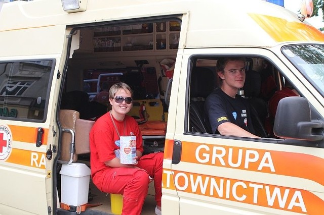 Grupa Ratownictwa PCK kwestowała jeżdżąc swoim ambulansem po deptaku.