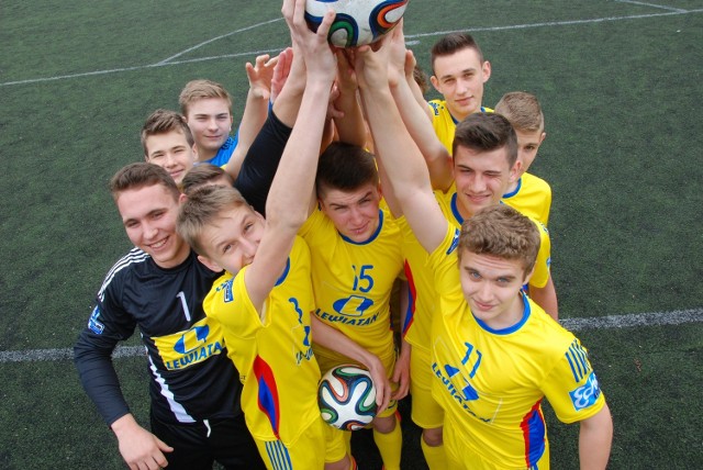 Gimnazjaliści z Buska-Zdroju otrzymali stroje piłkarskie, w których zagrają w MiniEuro 2016.