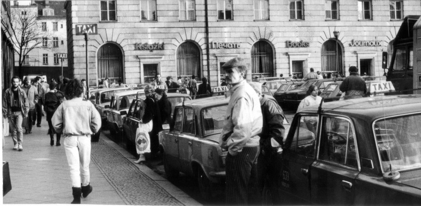 1990 rok, postój taxi przy placu Kościuszki pod Renomą