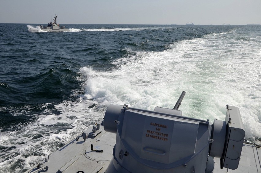 Ukraina wprowadza stan wojenny. Atak rosyjskich okrętów na Morzu Azowskim. "Rosja pogwałciła swobodę żeglugi. Eskalacja napięcia"