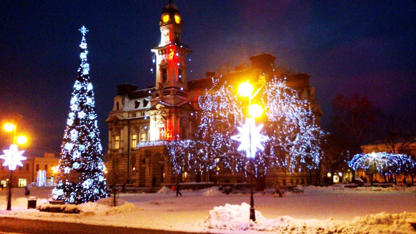 Nowy Sącz. Zaśnieżony rynek nocą wygląda urzekająco