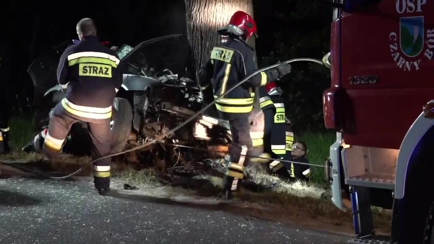 Audi wbiło się w drzewo. Nielegalne wyścigi przyczyną śmierci dwójki młodych ludzi?