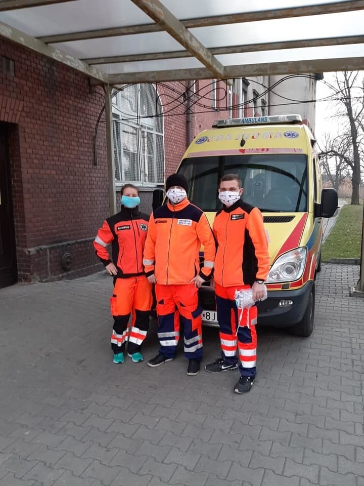 Armia wolontariuszy do szpitali w Rybniku, Jastrzębiu, Wodzisławiu dostarcza przyłbice, maseczki, kombinezony. "Na Ratunek Służbie Zdrowia"