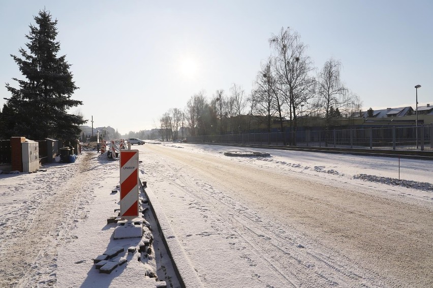 Ostrołęka. Budowa ronda na ul. Goworowskiej wstrzymana. Obecny termin zakończenia prac to koniec czerwca przyszłego 2022 r. 22.12.2021