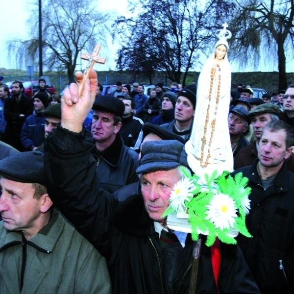 Wszyscy, którzy nie zgadzają się z planami Krajowej Spółki Cukrowej. A plany są proste - zamknąć Cukrownię Łapy. - Ogłaszamy pogotowie strajkowe. Oflagujemy zakład. Będziemy bronić naszych miejsc pracy. Nie pozwolimy zdemontować maszyn - zapowiada Józef Rząca, związkowiec z cukrowni.