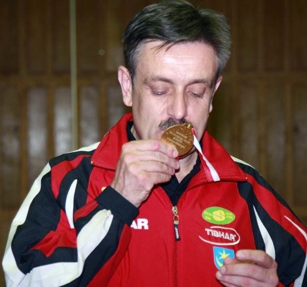 Trener tenisistek stołowych Forbetu Tarnobrzeg Zbigniew Nęcek był bardzo wzruszony i szczęśliwy po dekoracji wręczenie złotych medali.