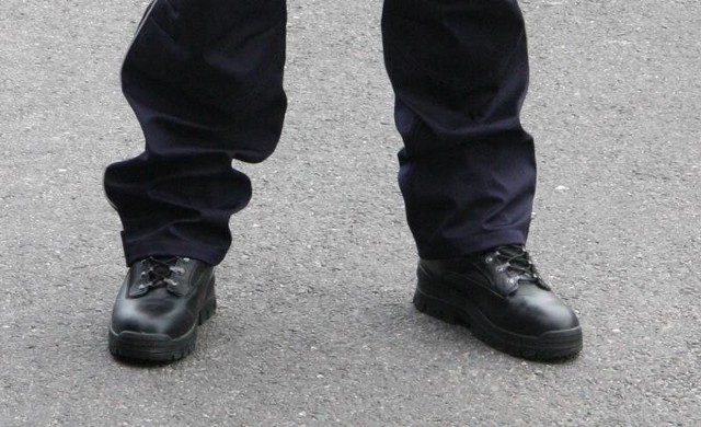 - To nie buty na lato, ale trepy - mówią policjanci.