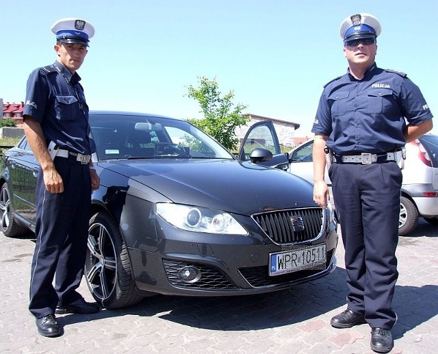 W poniedziałek drogi patrolowali aspirant Radosław Rusek (z prawej) i sierżant Sylwester Burdon.