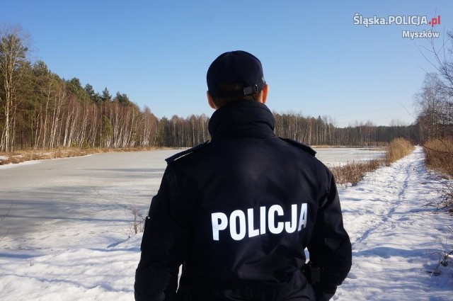Dzielnicowi w Myszkowie kontrolują zamarznięte zbiorniki wodne
