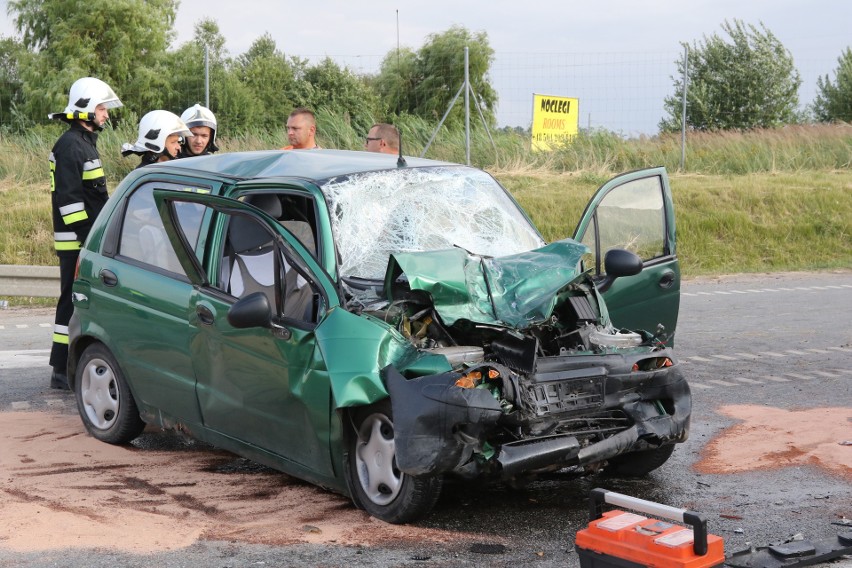 Groźny wypadek na wysokości Chęcin. Do szpitala trafiły cztery osoby, w tym trójka dzieci